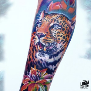 Tatuaje leopardo flor brazo Logia Barcelona - Laura Egea